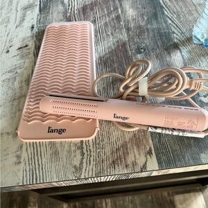 Lange hair styler with airflow with heat resistant pouch